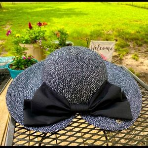 Beautiful summer hat. Great for the beach and lake!